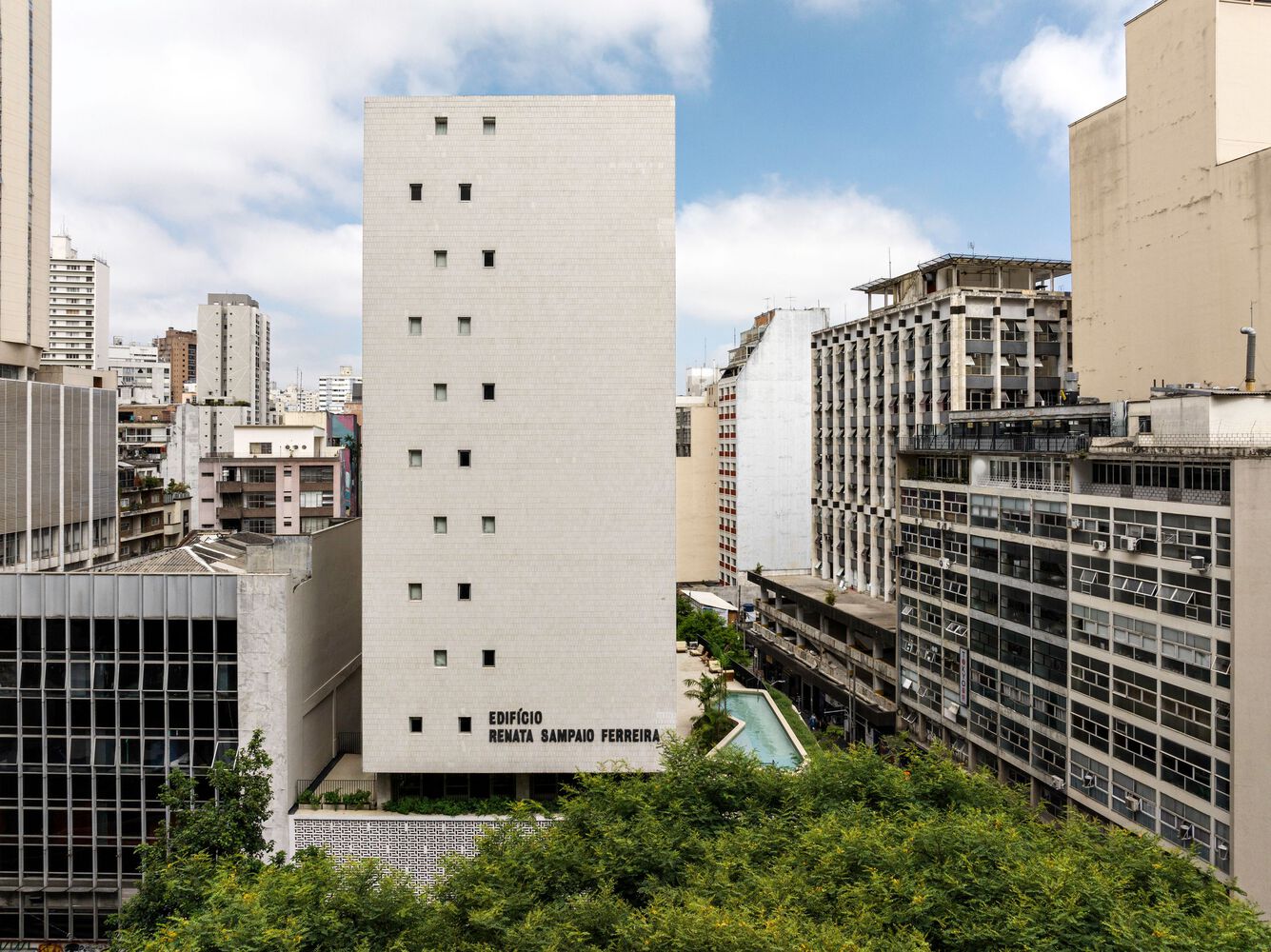Side view of the retrofitted Renata Building exterior in São Paulo, Brazil. Photo by Fran Parente.