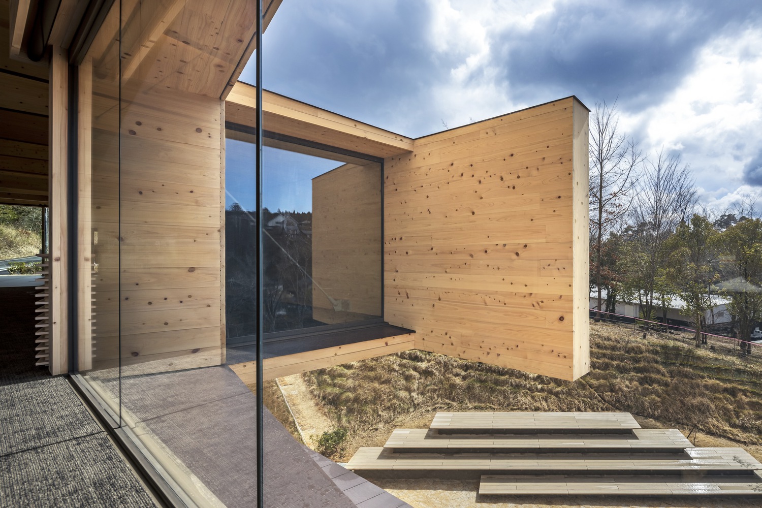 kibi-kogen-n-square-kengo-kuma-and-associates_16 - BluPrint An example of the glass usage of Kibi Kogen N Square. Photo by Kawasumi-Kobayashi Kenji Photograph Office.