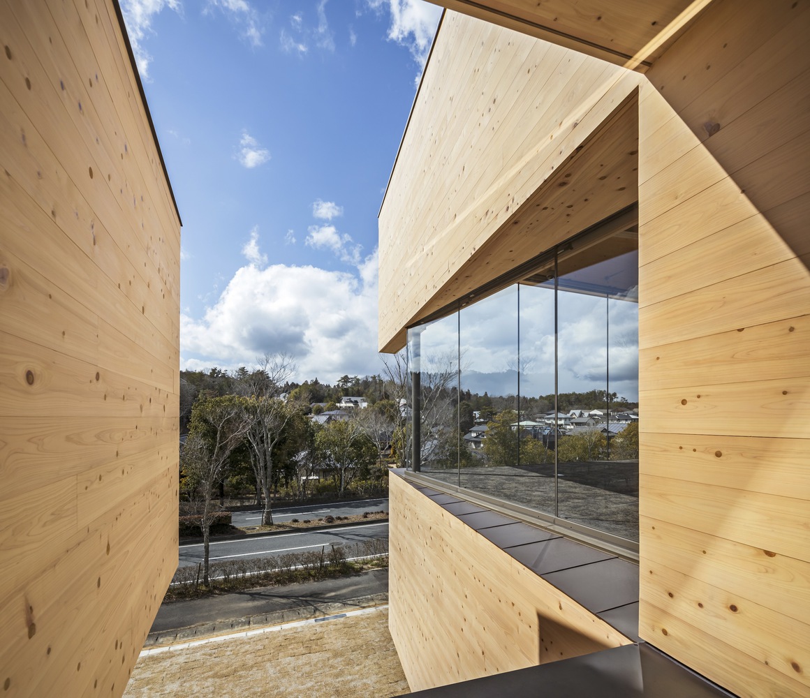 kibi-kogen-n-square-kengo-kuma-and-associates_17 - BluPrint The view of the building from the small call space. Photo by Kawasumi-Kobayashi Kenji Photograph Office.