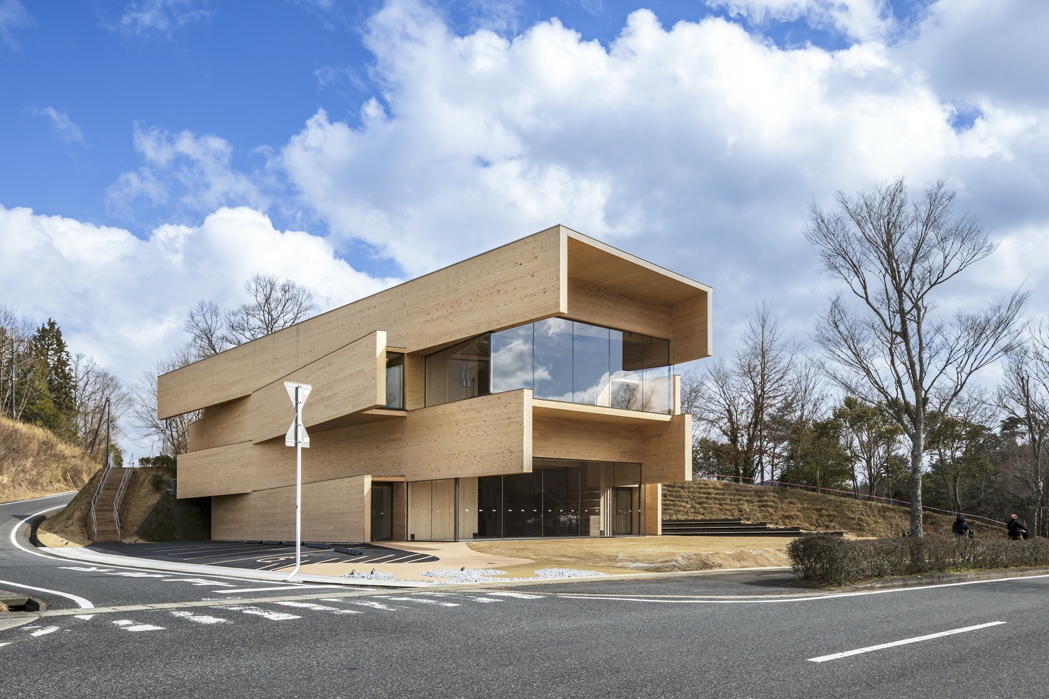 kibi-kogen-n-square-kengo-kuma-and-associates_2 - BluPrint Kibi Kogen N Square, a coworking space in Japan. Photo by Kawasumi-Kobayashi Kenji Photograph Office.