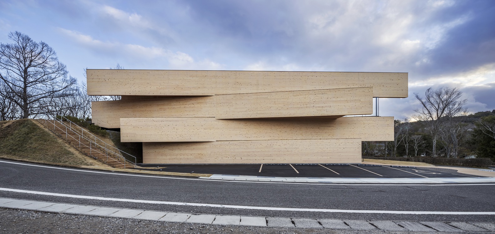 kibi-kogen-n-square-kengo-kuma-and-associates_8 - BluPrint The overlapping use of the CLT panels for the building. Photo by Kawasumi-Kobayashi Kenji Photograph Office.