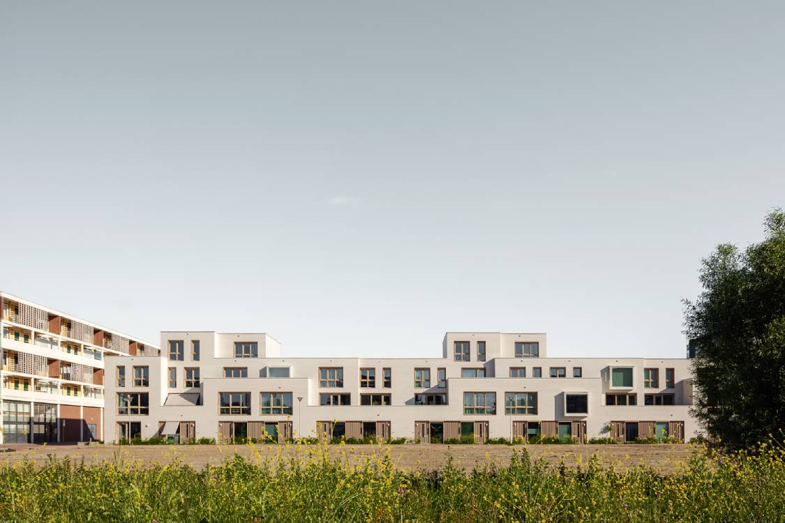 The three-story Porseleinen Hof building. Photo by Sebastian van Damme.
