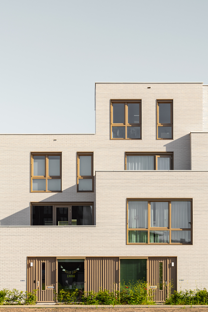 Close up of the three-story Porseleinen Hof building. Photo by Sebastian van Damme.