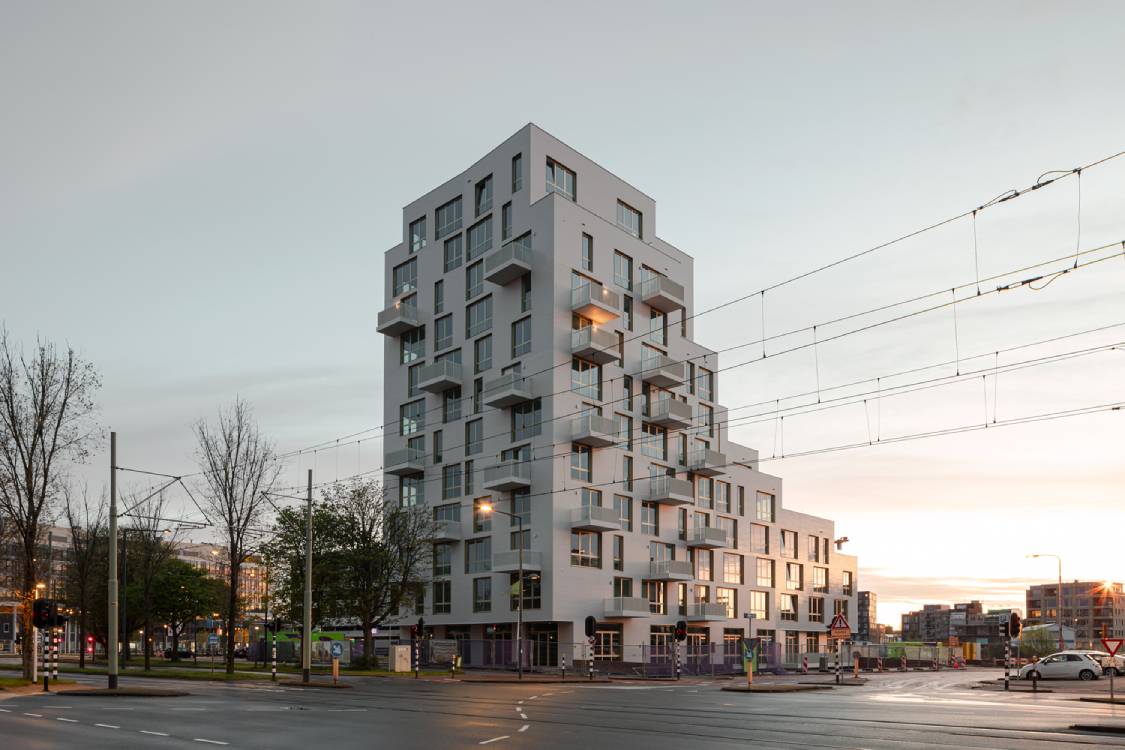The Porseleinen Hof as sunlight reflects its facade. Photo by Sebastian van Damme.