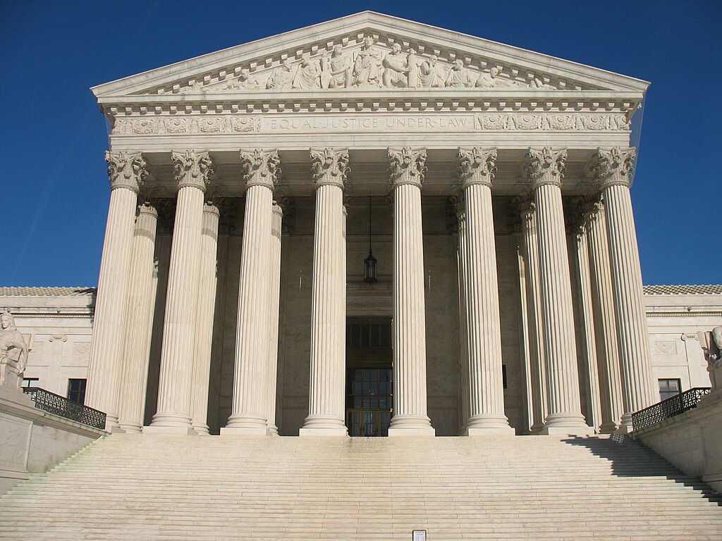 Front facade of the US Supreme Court Building. Photo by Kjetil Ree. Source: Wikimedia Commons.