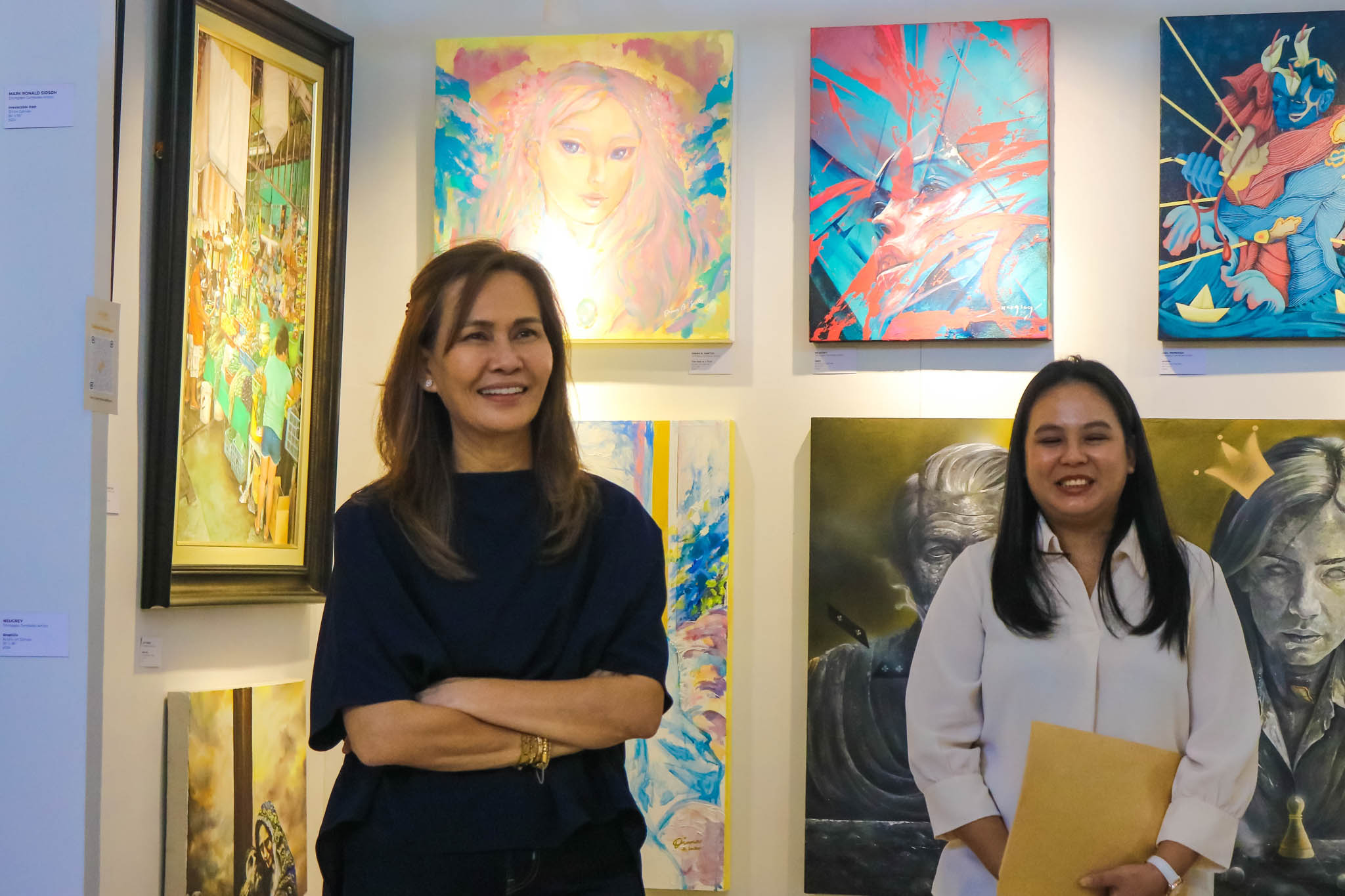 Gov. Susan Yap and a representative from the Olongapo-Zambales Artists.