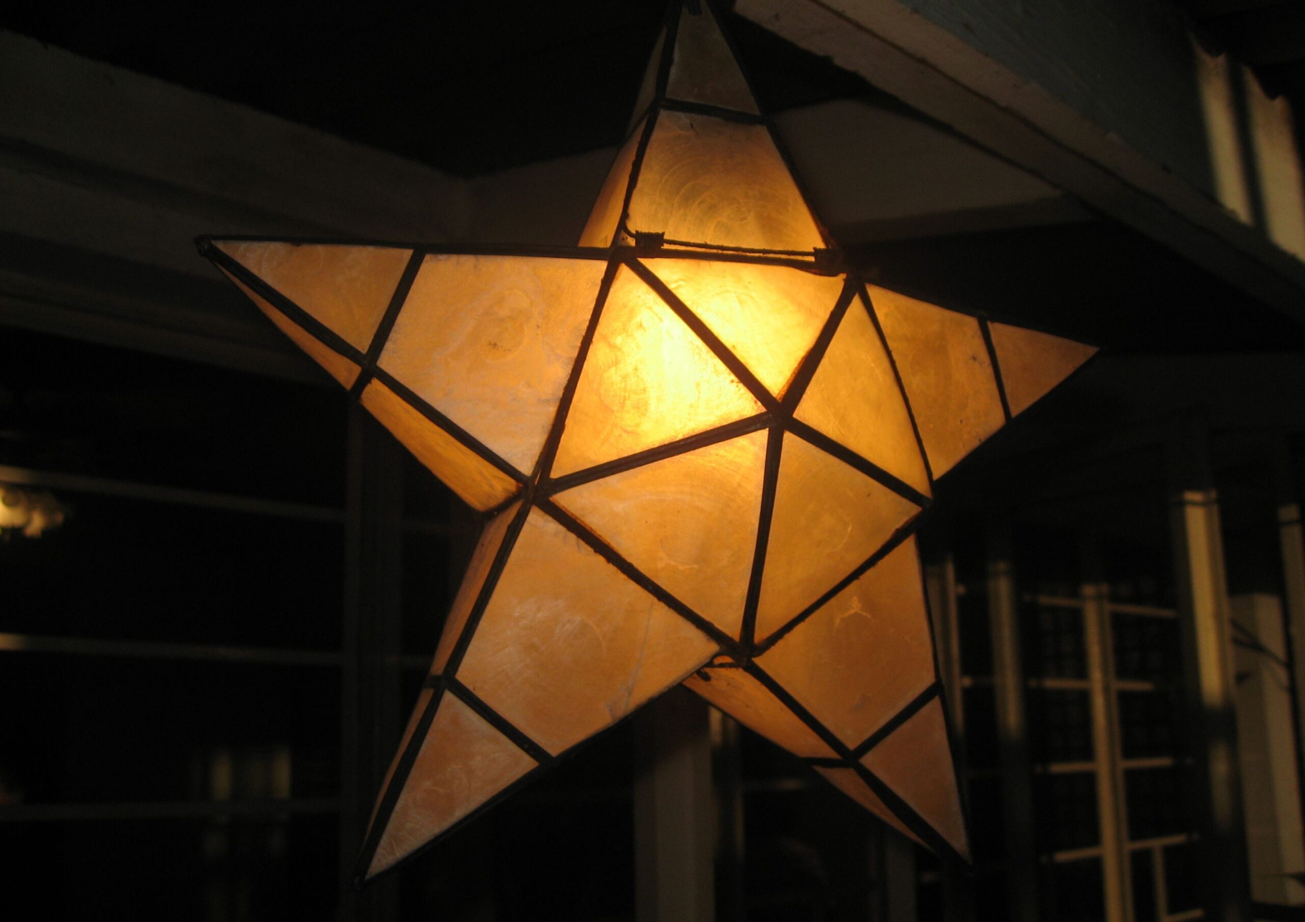 Parol: A Filipino Christmas' Cultural Icon.