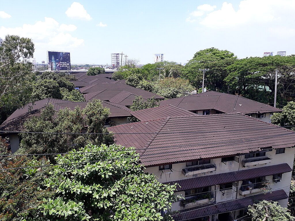 Tenement housing in Taguig City. Photo by Patrickroque01. Source: Wikimedia Commons.