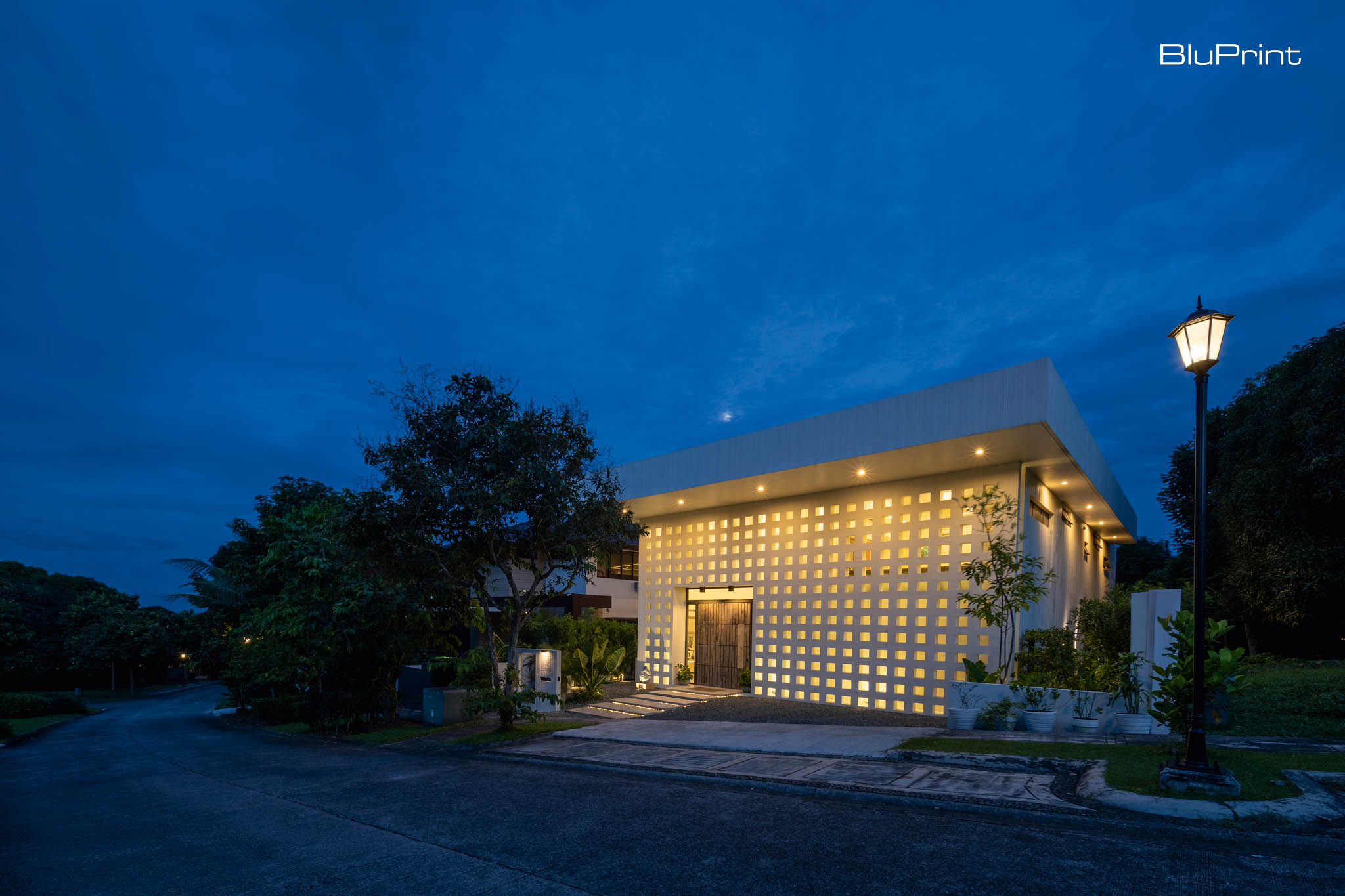 Tampipi House: Designing Outside the Box by Carlo Calma. Warm lighting enhances the Tampipi House’s exterior, transforming its architecture into a masterpiece.