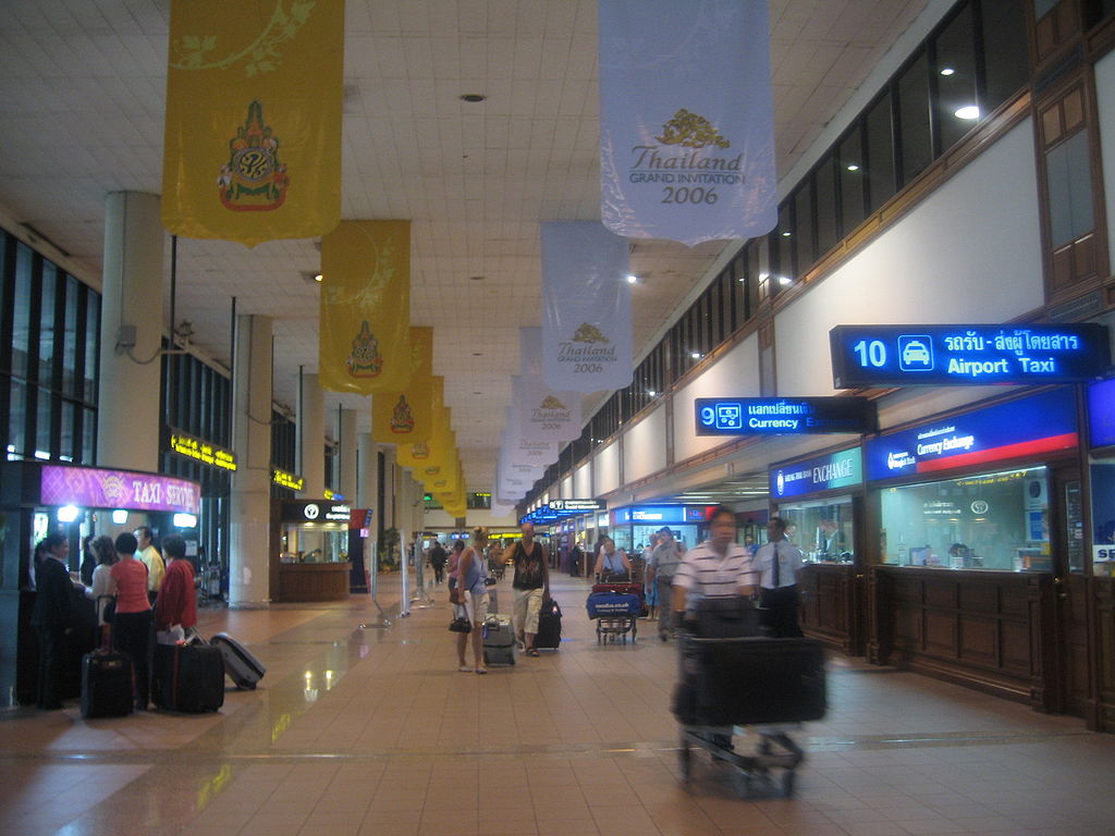 Arrivals area at Bangkok International Airport. Photo by Terence Ong. Source: Wikimedia Commons.