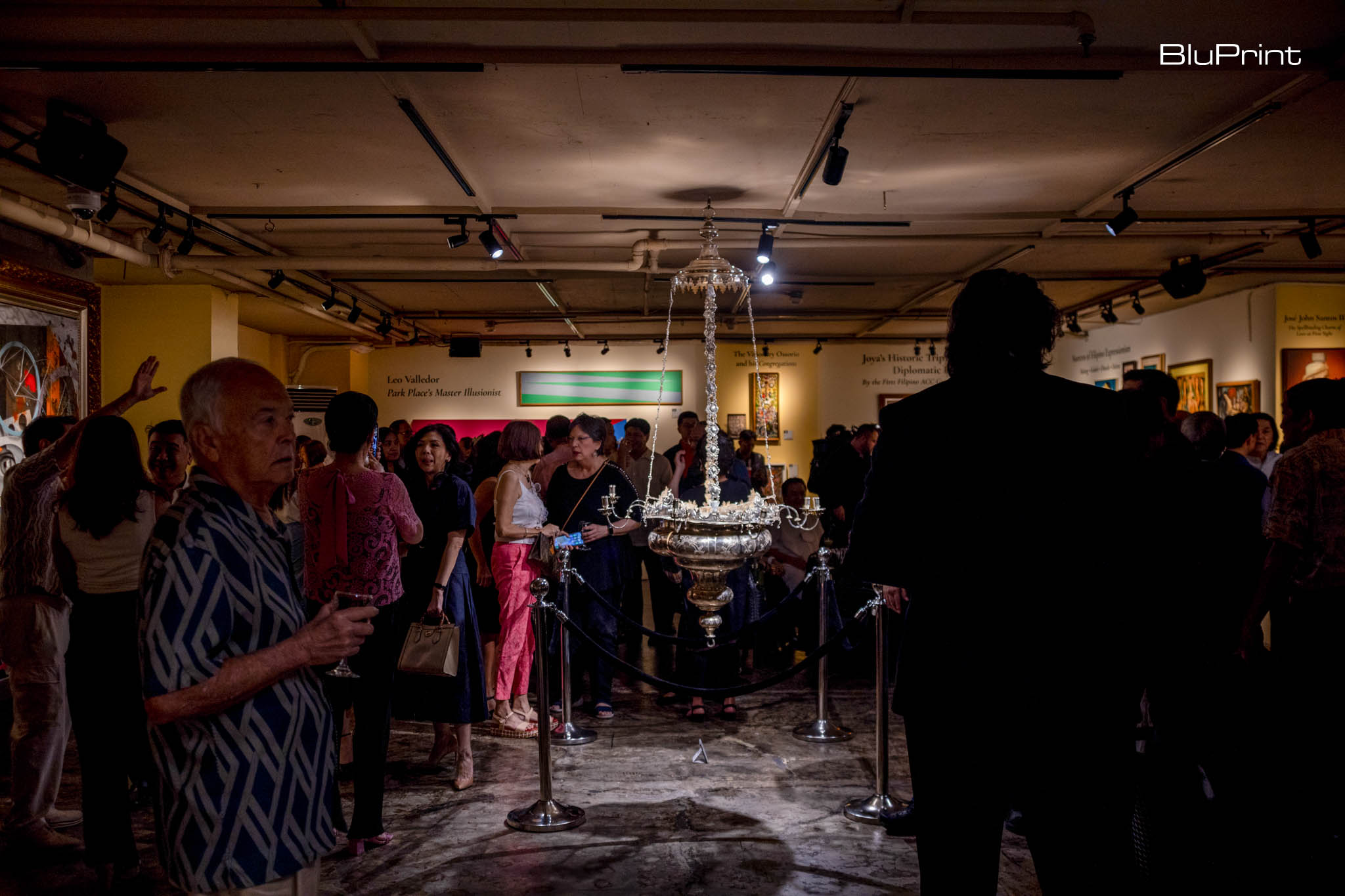 People in attendance looking at the antiques at León Gallery.