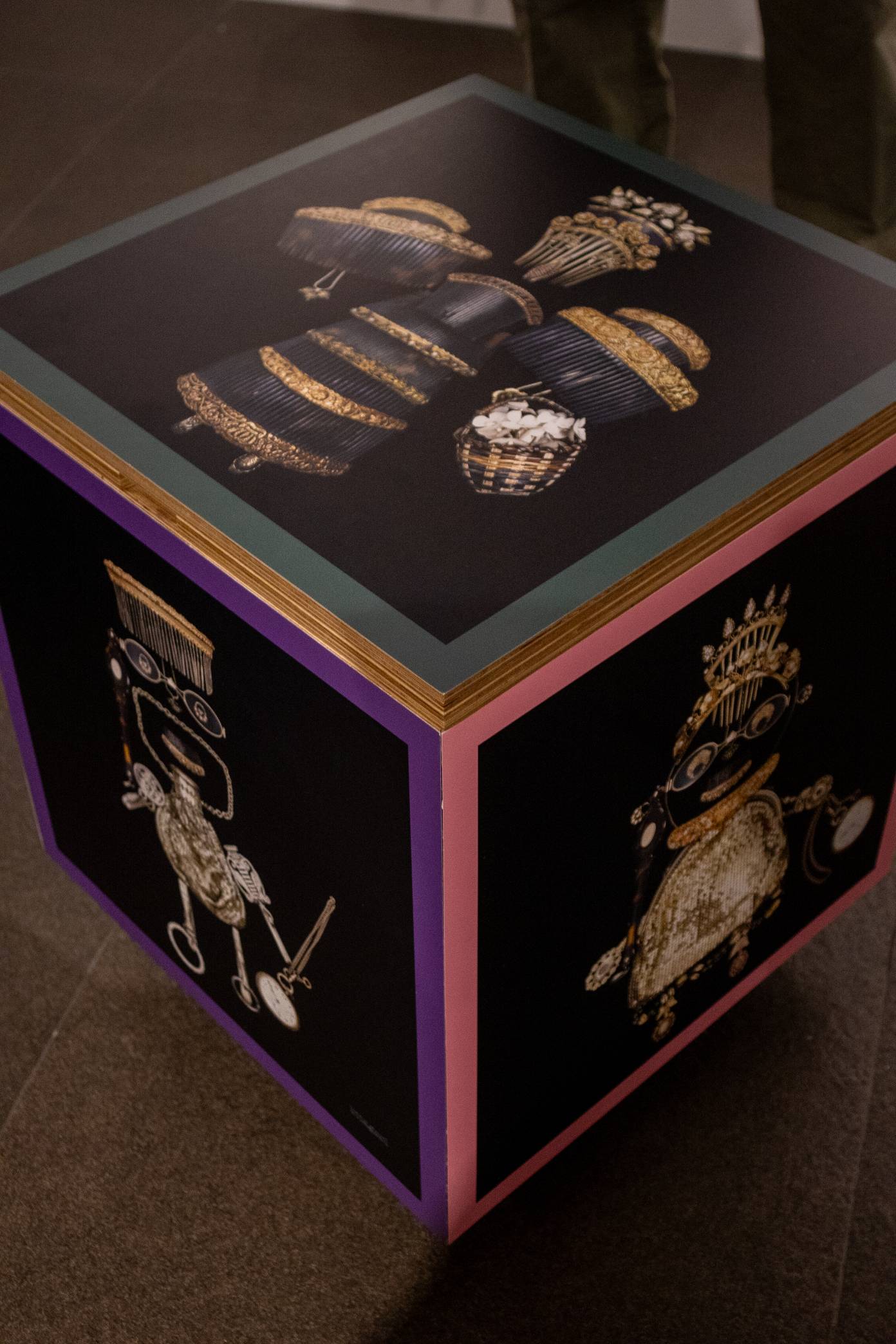 An apple box by Bitagcol.