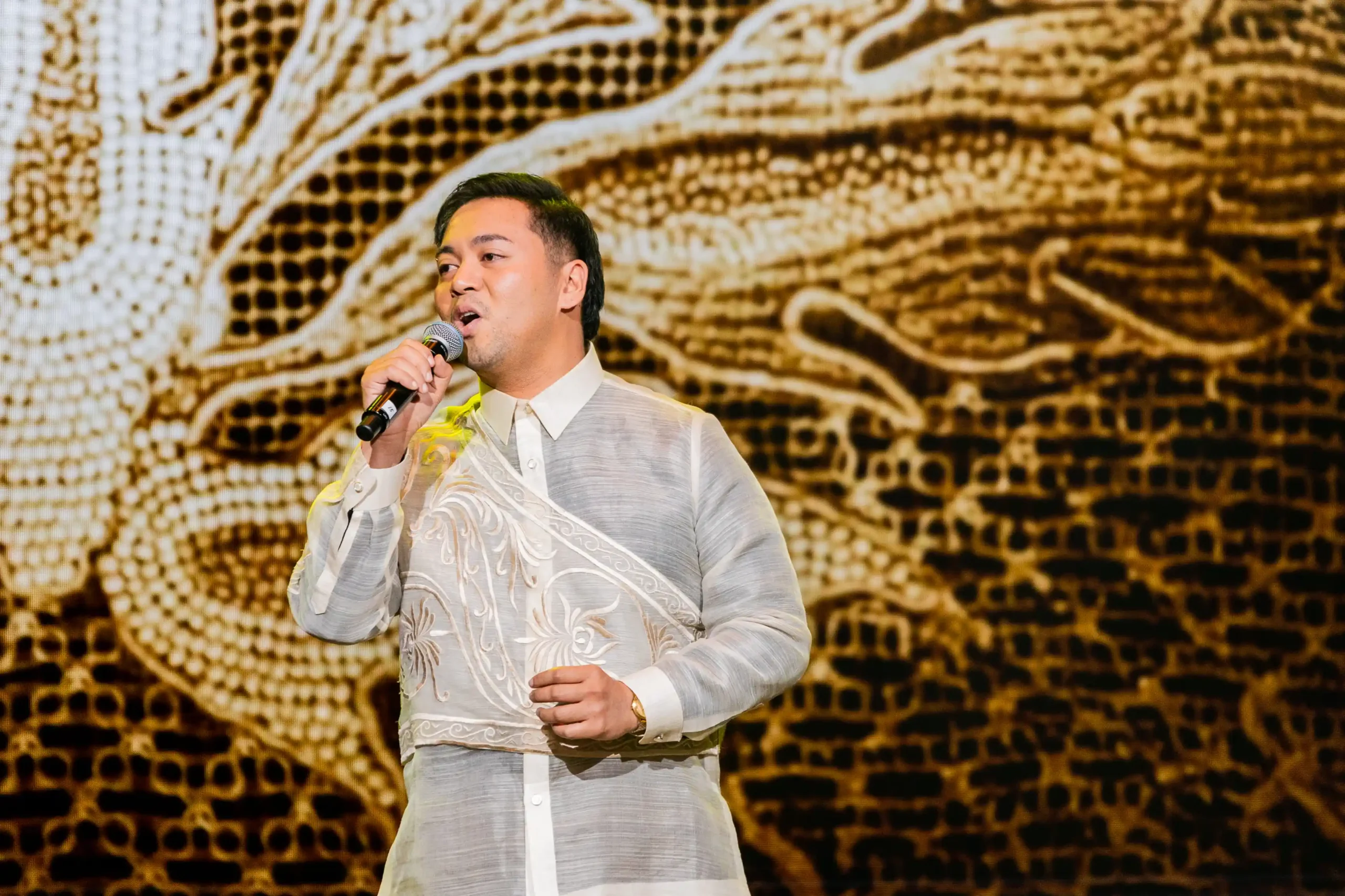 Sofronio Vasquezwore a barong of piña-abaca, featuring intricate sinuksuk patterns and langkit embroidery. Designer: Abdul Gaffar.