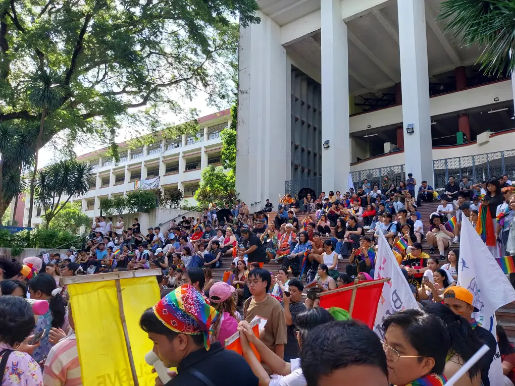 A crowd of LGBTQIA+ people rallying together for SOGIE rights during the Pride March at LoveLaban 2025. Photo by Elle Yap.