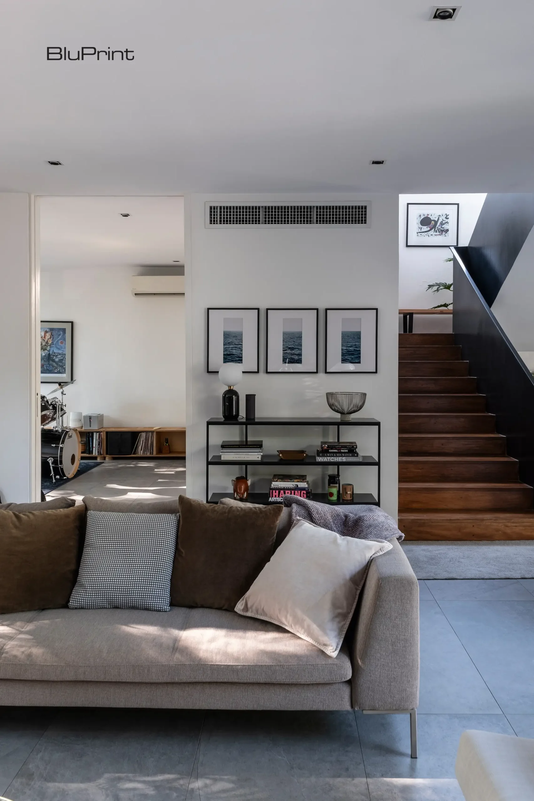 Concrete, glass, and metal define the Descending House, but its clarity and restraint give it the feeling of a gallery. 