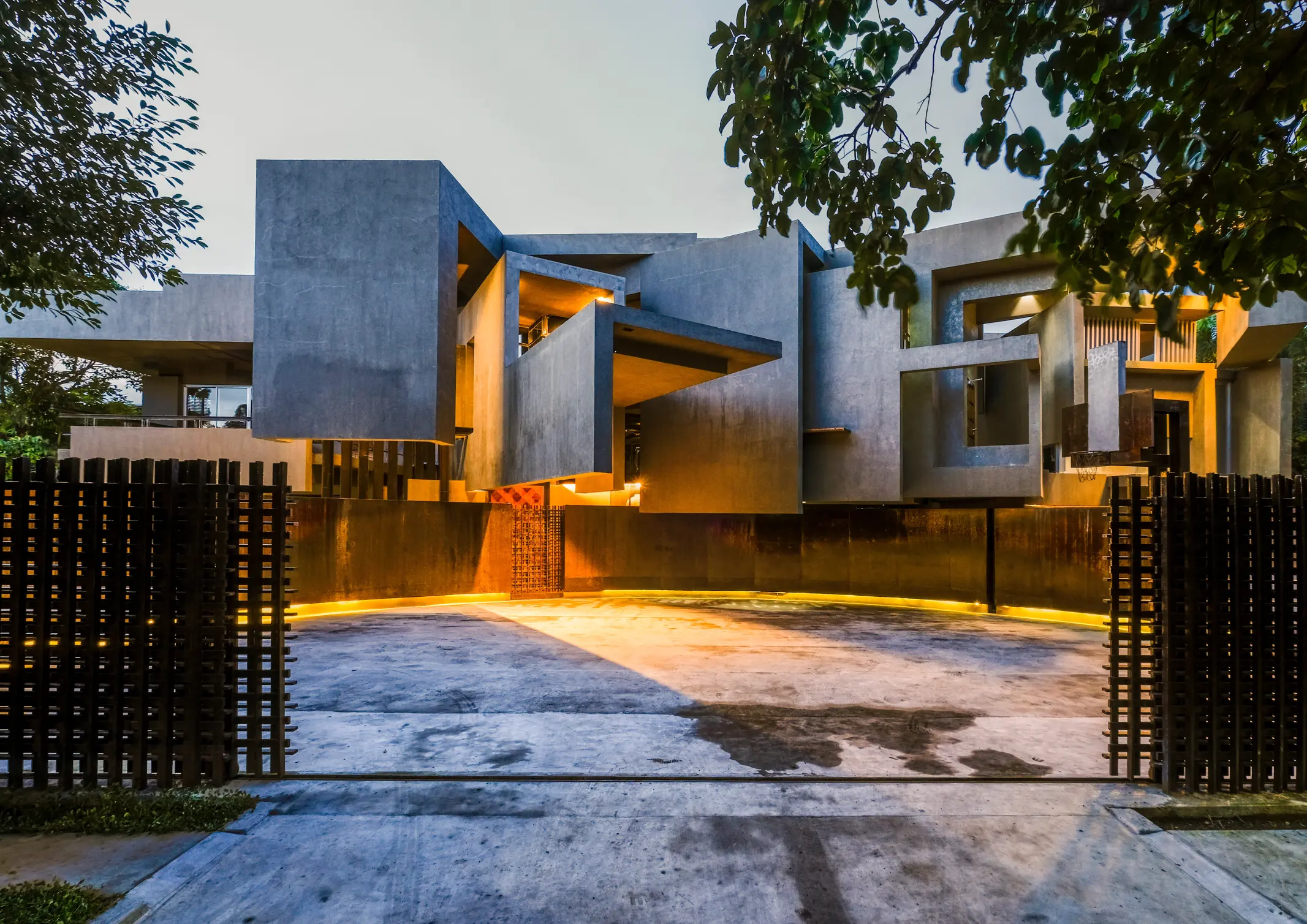 The façade of the Equilateral House.