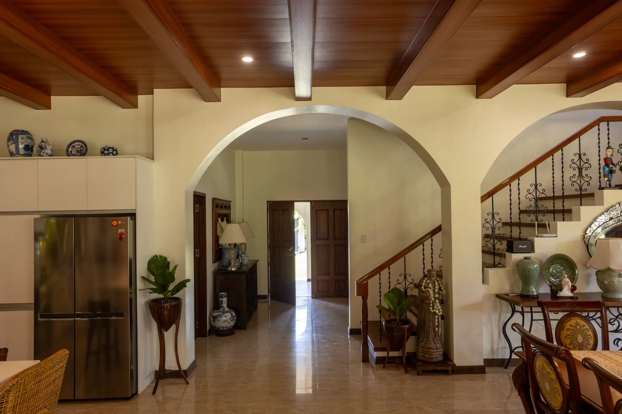 Strategically placed areas such as by the stairs complement the exposed columns and bring a subtle Mediterranean touch.