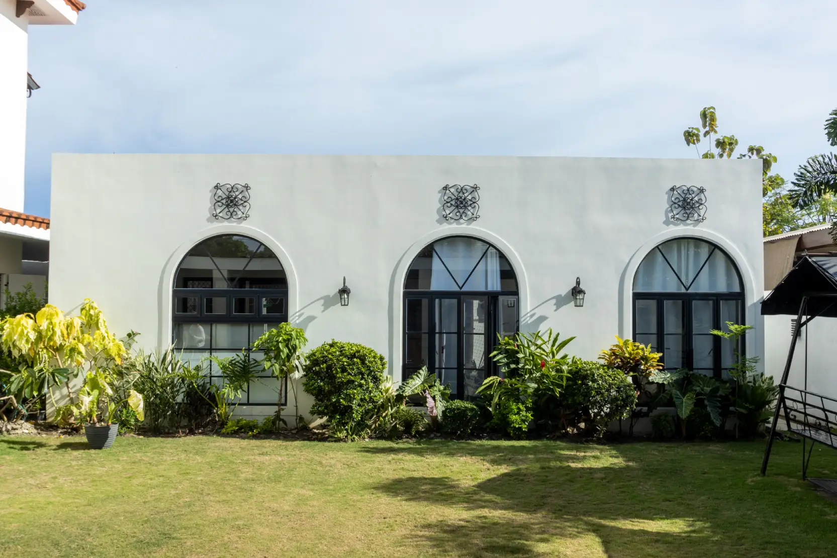 When the adjacent lot of Casa Mediterranea was sold, it was used to accommodate an extension, where the maid’s quarters were relocated.