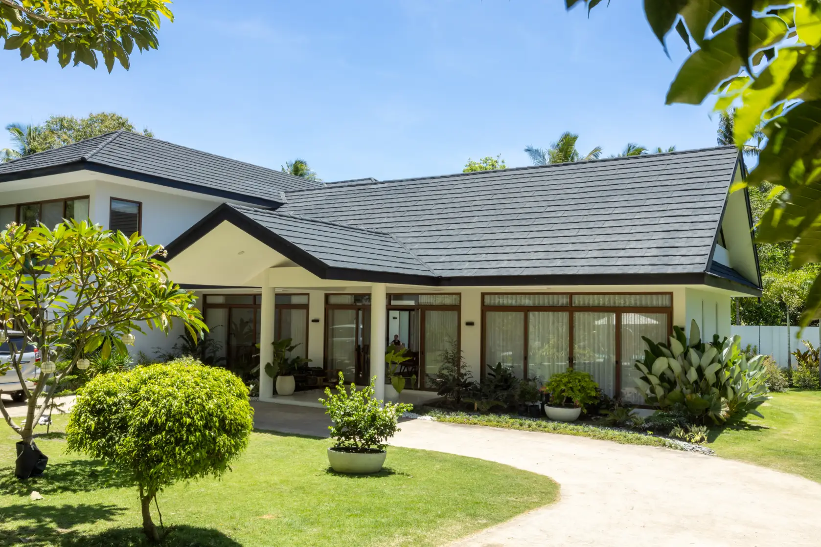 The exterior of Villa Tropicana by Gaston Architecture Studio.