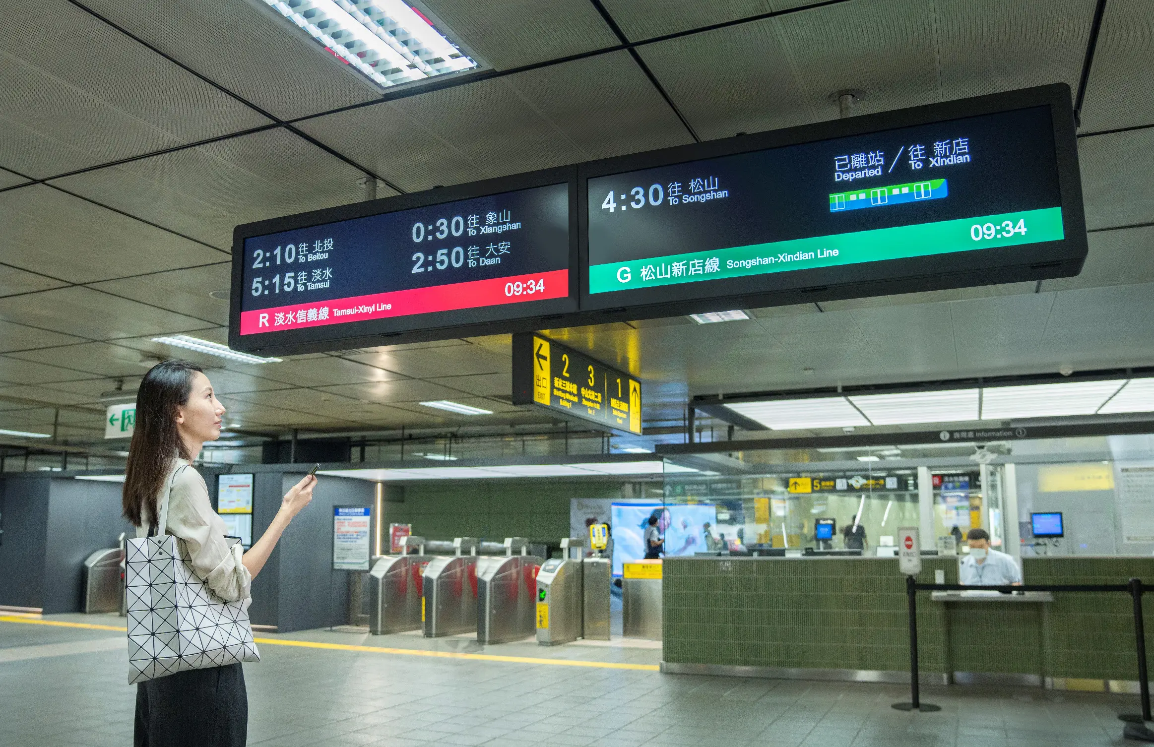 Inside this Taipei Metro Station, passengers can clearly track the train's whereabouts, including its arrival and departure times.