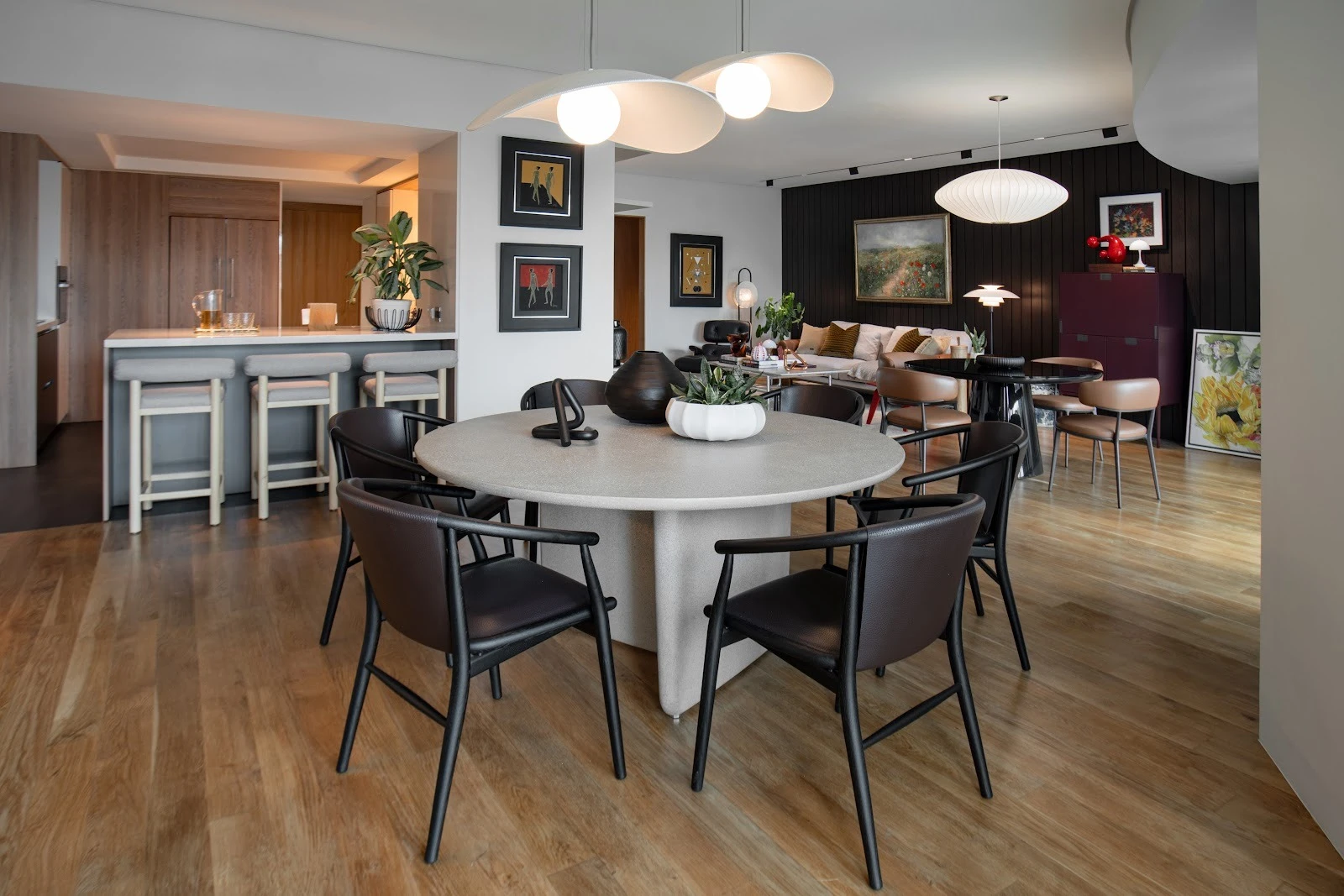 B&B ITALIA Tobi-Ishi table by Edward Barber & Jay Osgerby, Jens chairs by Antonio Citterio.