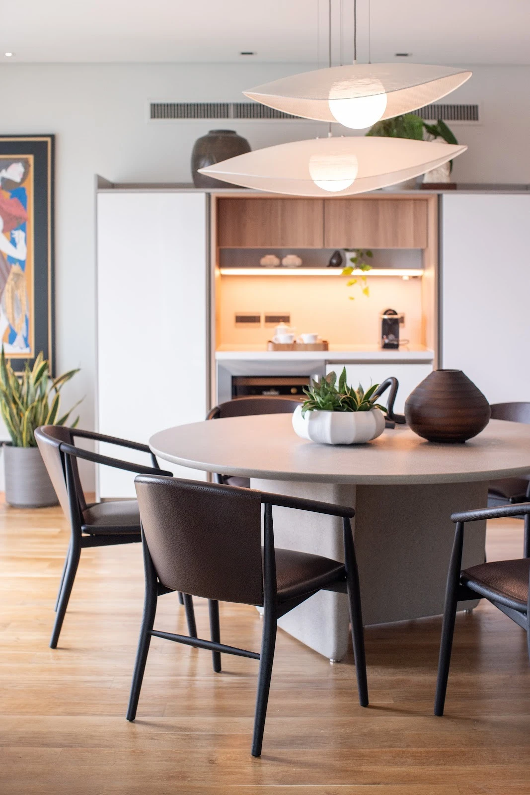 B&B ITALIA Tobi-Ishi table by Edward Barber & Jay Osgerby, Jens chairs by Antonio Citterio.