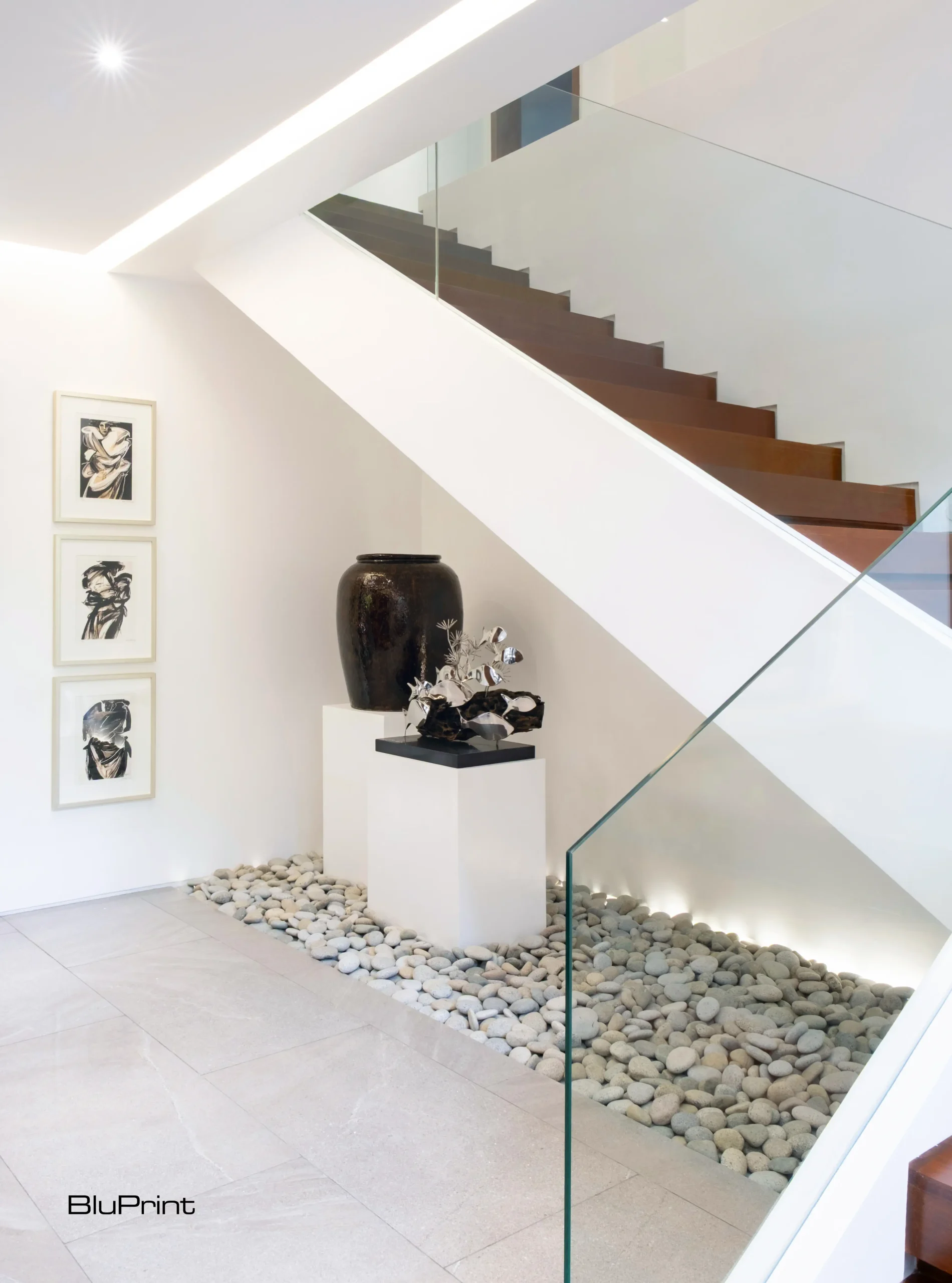 The Spirare’s neutral color palette, its use of litohgraphs from National Artist Benedicto "Bencab" Cabrera, and open-air design forms a tranquil atmosphere that flows with the energy
of the homeowners.